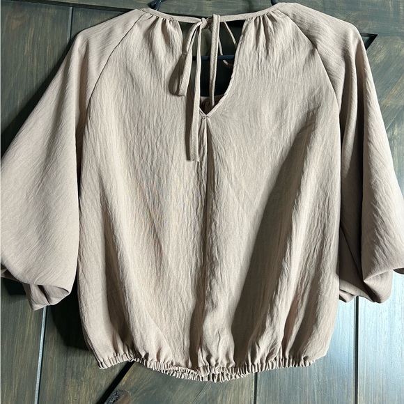 Stylive Size small balloon sleeve cropped style top. - Picture 2 of 4